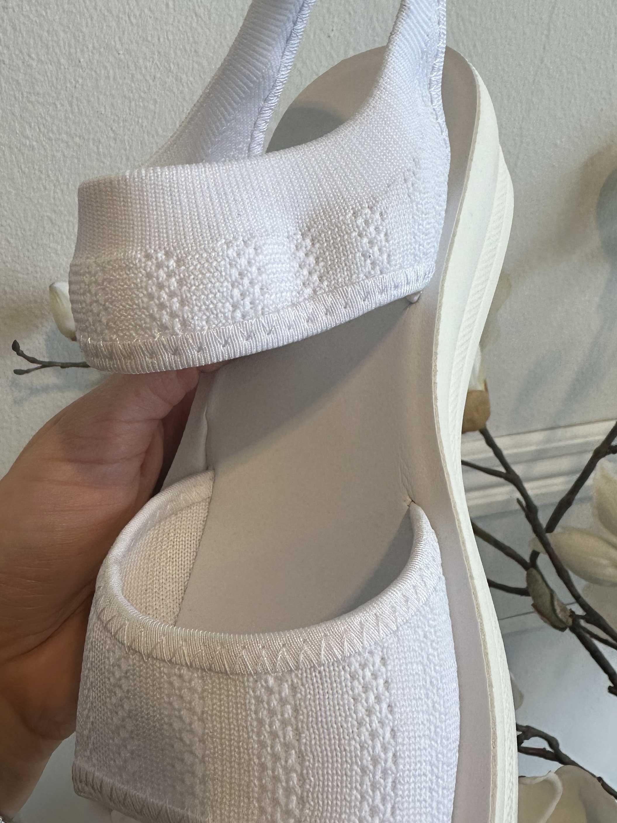 Jolina - Mjuka sandaler med liten klack och stretchrem
